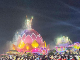 Thể thao - Hàng nghìn du khách xem pháo hoa ở khu du lịch có Liên Hoa Bảo Tháp