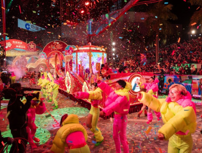  - Ghé Hương Cảng xem diễu hành xe hoa rực rỡ dịp Tết