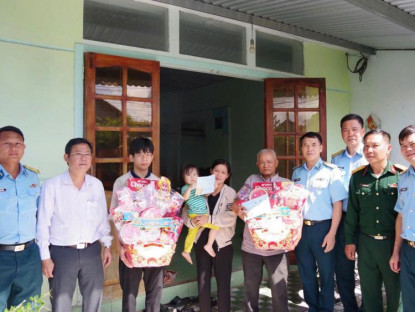  - Quân chủng phòng không – không quân khen thưởng cá nhân hỗ trợ cứu nạn vụ tai nạn bay