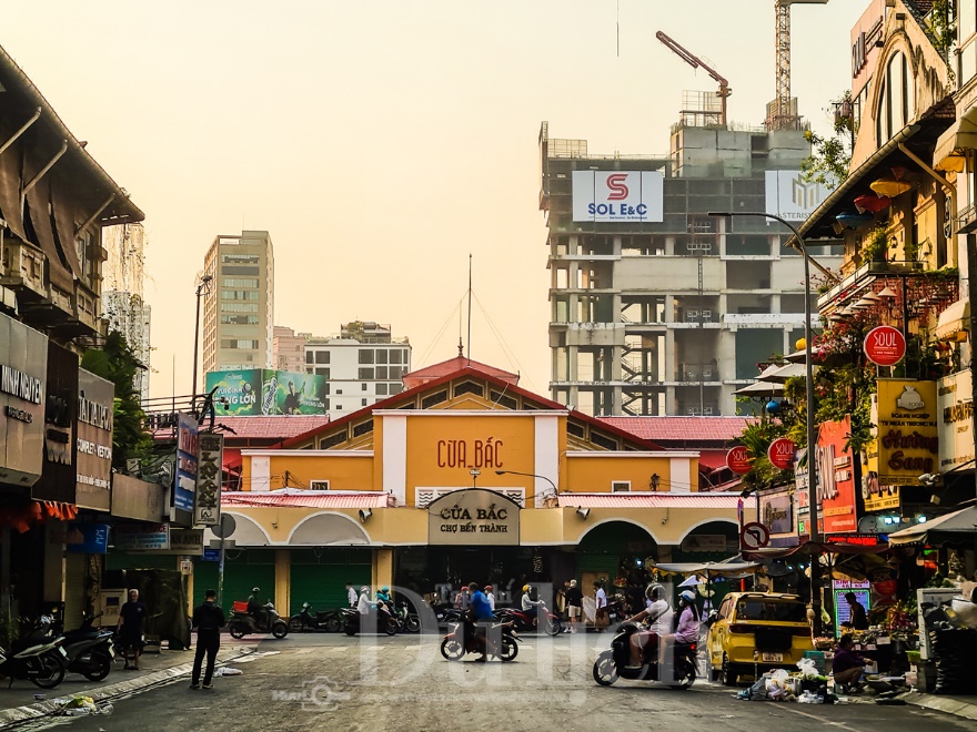 'Biển xanh' vẫy gọi giữa lòng phố: chợ Bến Thành khoác áo mới chờ khách check-in - 10