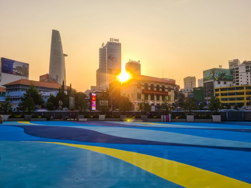 'Biển xanh' vẫy gọi giữa lòng phố: chợ Bến Thành khoác áo mới chờ khách check-in - 4