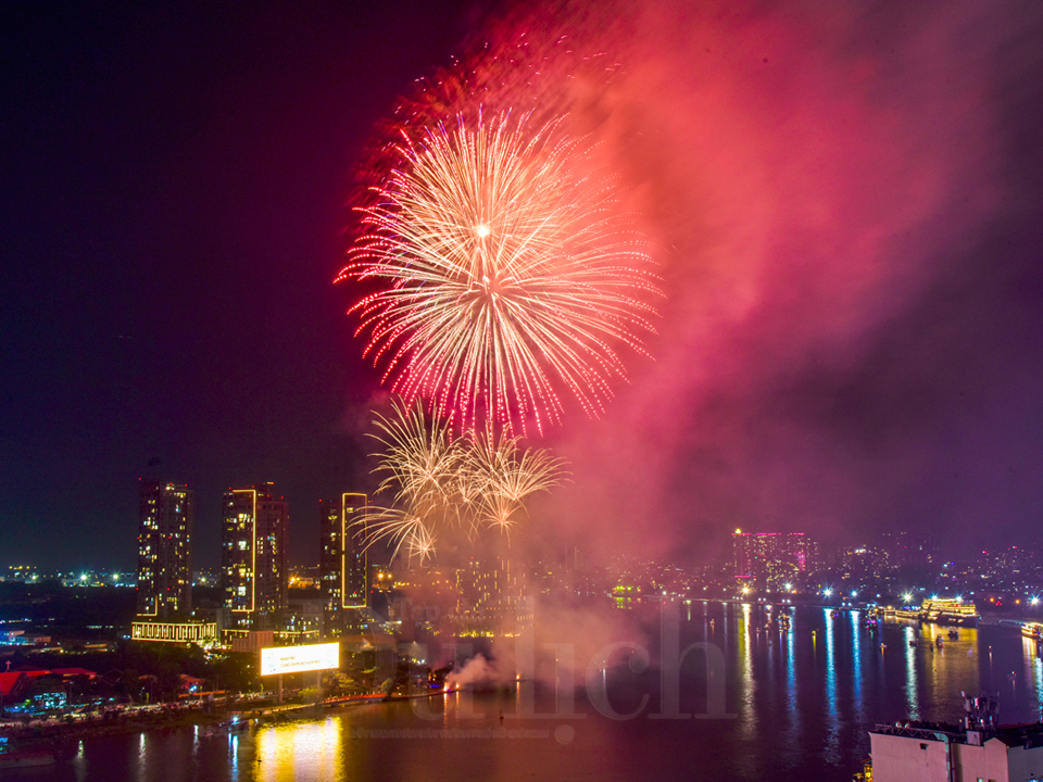 TP.HCM ‘thắp sáng’ bầu trời đêm Giao thừa Bính Ngọ cùng 17 điểm bắn pháo hoa rực rỡ - 4
