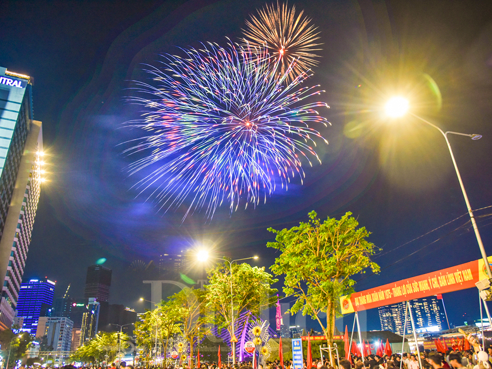 TP.HCM ‘thắp sáng’ bầu trời đêm Giao thừa Bính Ngọ cùng 17 điểm bắn pháo hoa rực rỡ - 5