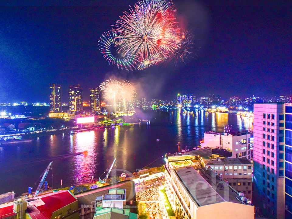 TP.HCM ‘thắp sáng’ bầu trời đêm Giao thừa Bính Ngọ cùng 17 điểm bắn pháo hoa rực rỡ - 3