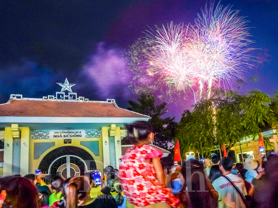 TP.HCM ‘thắp sáng’ bầu trời đêm Giao thừa Bính Ngọ cùng 17 điểm bắn pháo hoa rực rỡ - 7