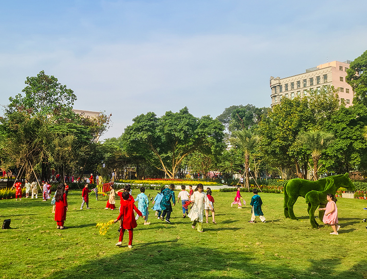 Thiên thần nhí xúng xính áo dài xuân thả dáng giữa khu ‘Rừng sinh thái trong lòng đô thị’
