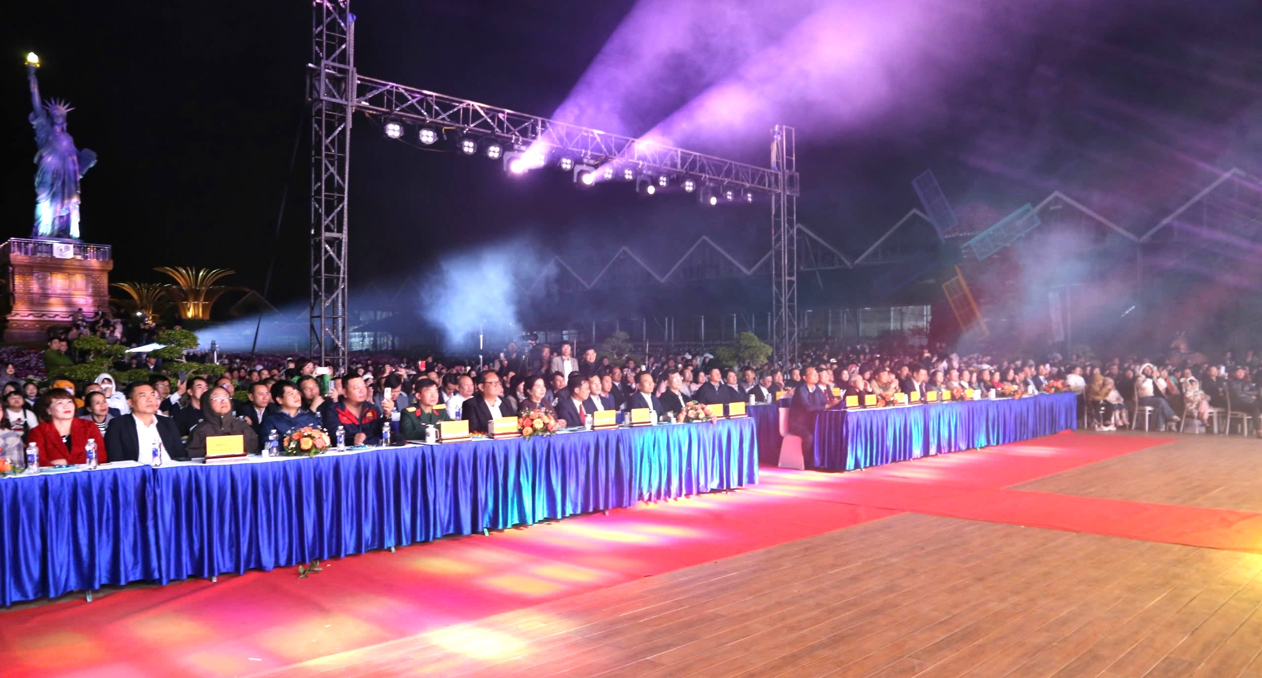 Đặc sắc chương trình nghệ thuật "Âm vang sắc hồng trên phố núi" Đà Lạt - 1