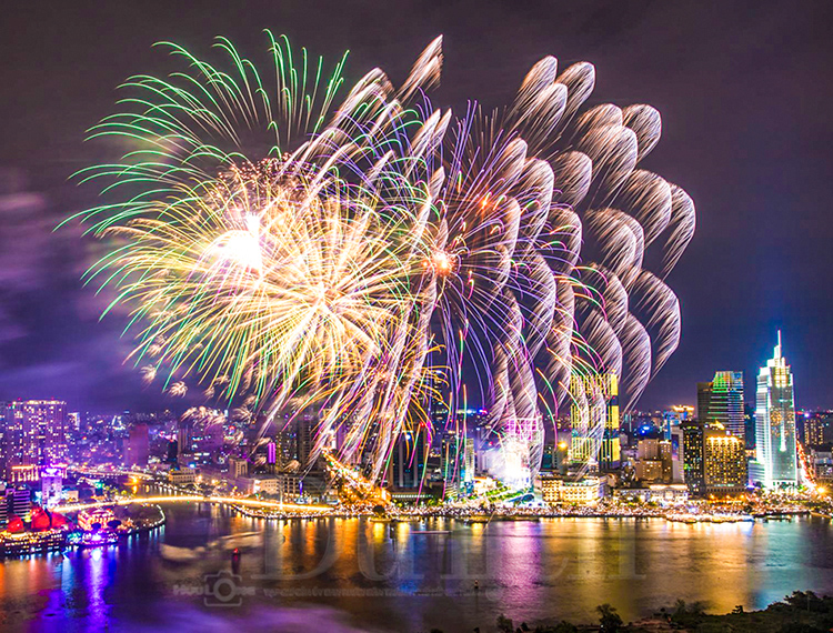 Du lịch biển - TP.HCM ‘thắp sáng’ bầu trời đêm Giao thừa Bính Ngọ cùng 17 điểm bắn pháo hoa rực rỡ