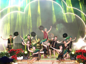  - Đặc sắc chương trình nghệ thuật "Âm vang sắc hồng trên phố núi" Đà Lạt