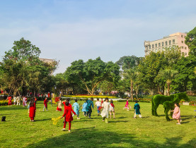  - Thiên thần nhí xúng xính áo dài xuân thả dáng giữa khu ‘Rừng sinh thái trong lòng đô thị’