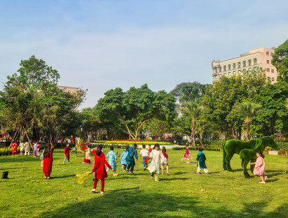  - Thiên thần nhí xúng xính áo dài xuân giữa khu ‘Rừng sinh thái trong lòng đô thị’