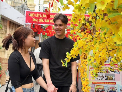  - Du khách quốc tế "chạm" vào văn hóa Việt khi đến TP.HCM ngày giáp Tết