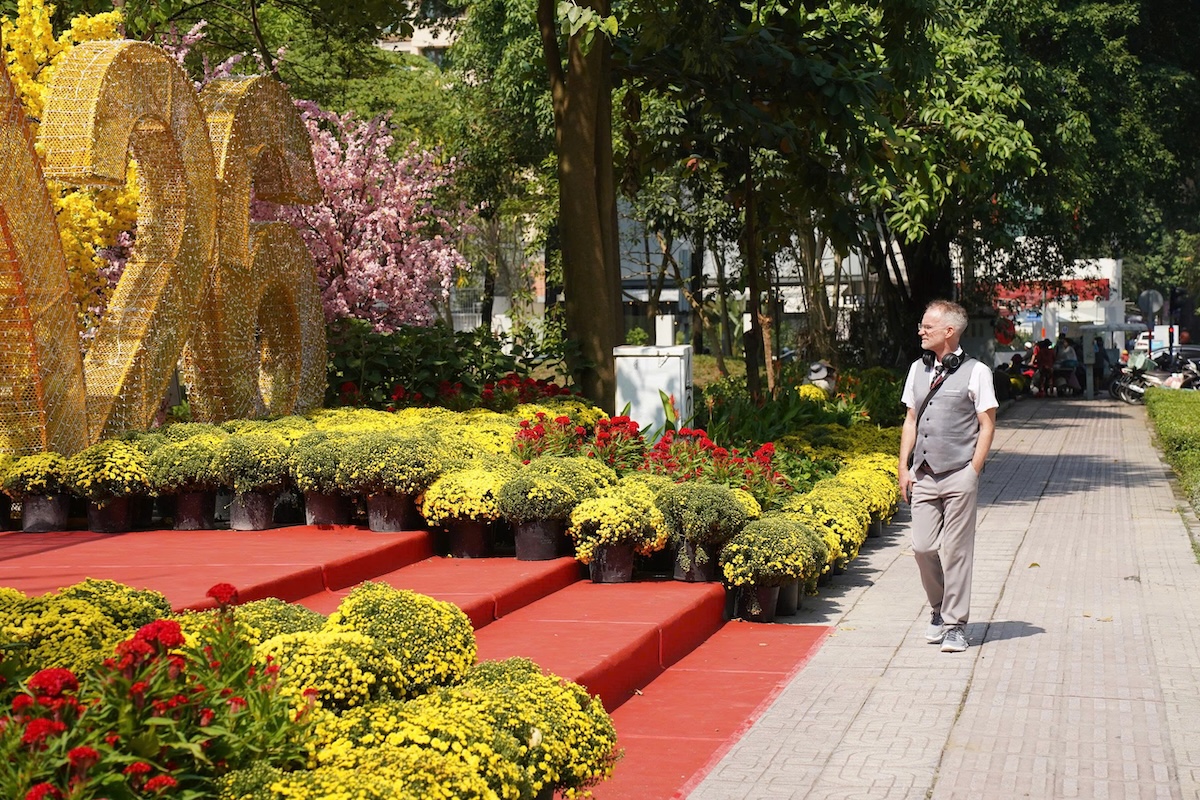 Du khách quốc tế "chạm" vào văn hóa Việt khi đến TP.HCM ngày giáp Tết - 2