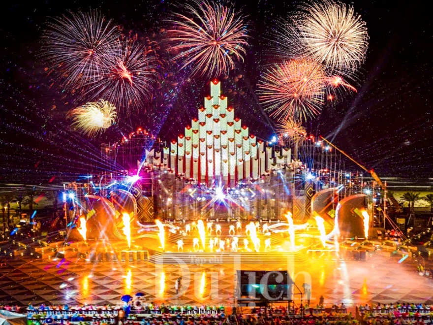 TP.HCM ‘thắp sáng’ bầu trời đêm Giao thừa Bính Ngọ cùng 17 điểm bắn pháo hoa rực rỡ - 6