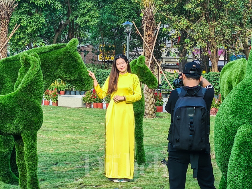 Thiên thần nhí xúng xính áo dài xuân thả dáng giữa khu ‘Rừng sinh thái trong lòng đô thị’ - 9