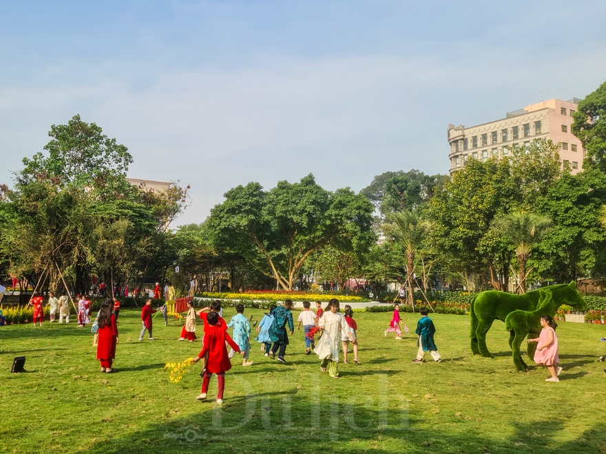 Thiên thần nhí xúng xính áo dài xuân thả dáng giữa khu ‘Rừng sinh thái trong lòng đô thị’ - 1