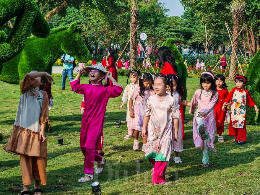 Thiên thần nhí xúng xính áo dài xuân thả dáng giữa khu ‘Rừng sinh thái trong lòng đô thị’ - 5