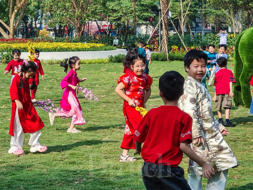 Thiên thần nhí xúng xính áo dài xuân thả dáng giữa khu ‘Rừng sinh thái trong lòng đô thị’ - 4