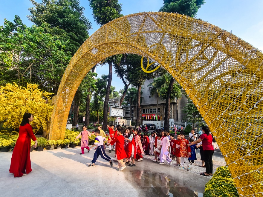 Thiên thần nhí xúng xính áo dài xuân thả dáng giữa khu ‘Rừng sinh thái trong lòng đô thị’ - 2