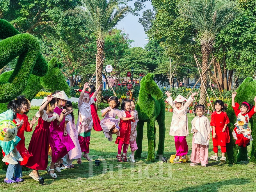 Thiên thần nhí xúng xính áo dài xuân thả dáng giữa khu ‘Rừng sinh thái trong lòng đô thị’ - 3