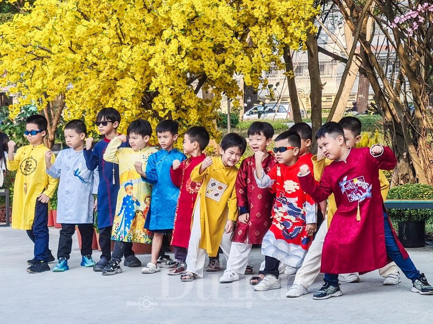 Thiên thần nhí xúng xính áo dài xuân thả dáng giữa khu ‘Rừng sinh thái trong lòng đô thị’ - 8