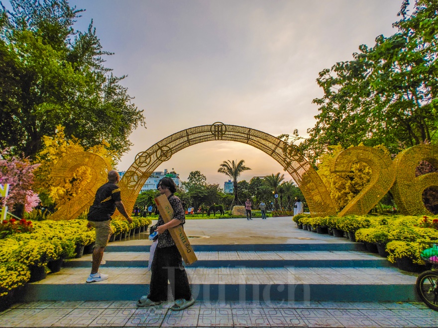 Thiên thần nhí xúng xính áo dài xuân thả dáng giữa khu ‘Rừng sinh thái trong lòng đô thị’ - 11