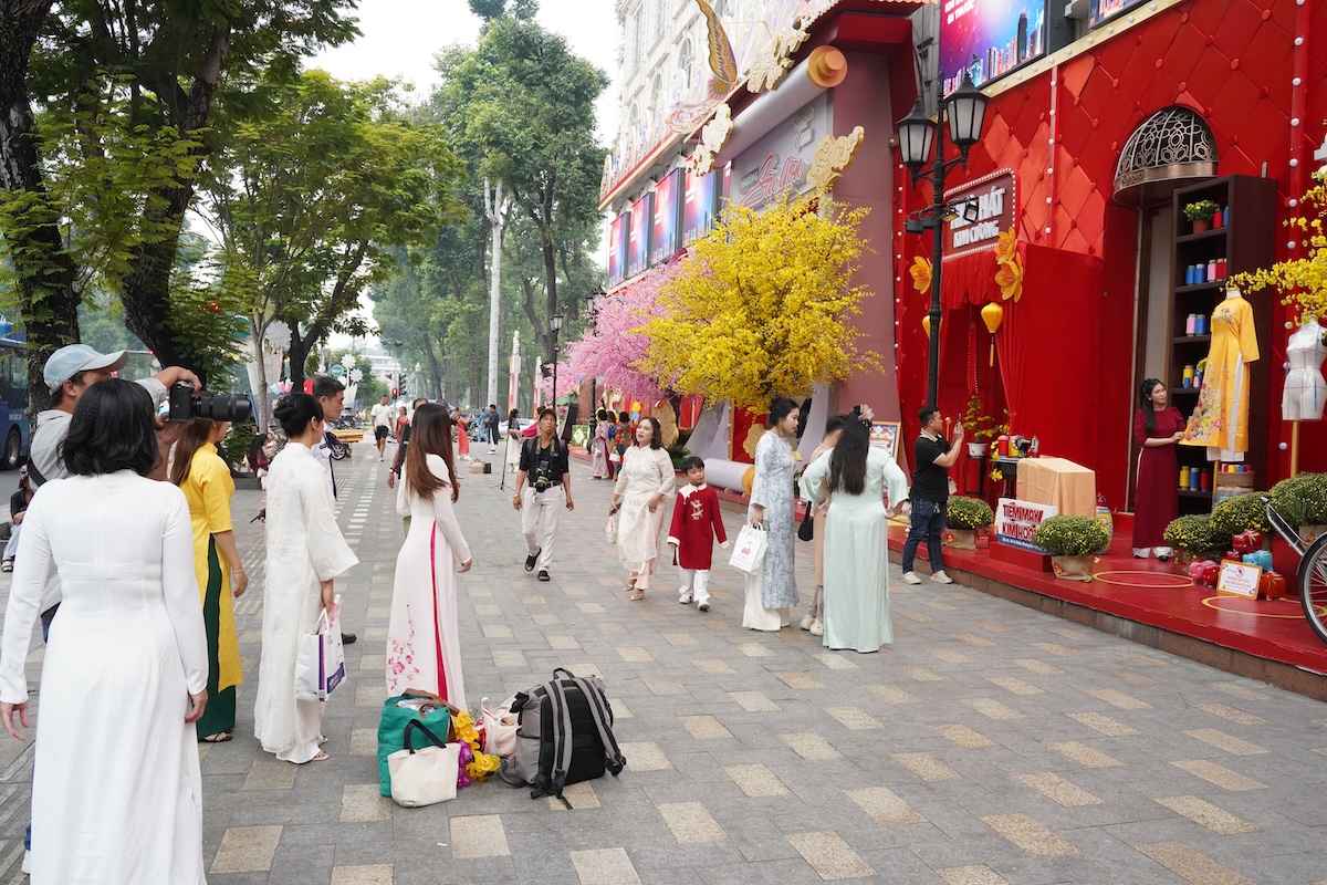 Du khách quốc tế "chạm" vào văn hóa Việt khi đến TP.HCM ngày giáp Tết - 1