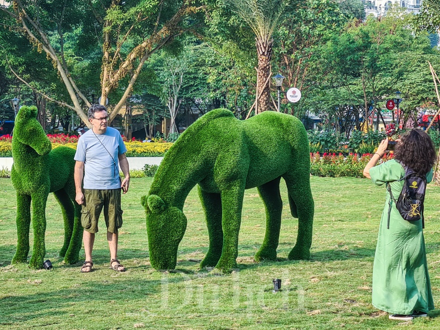 Thiên thần nhí xúng xính áo dài xuân thả dáng giữa khu ‘Rừng sinh thái trong lòng đô thị’ - 14