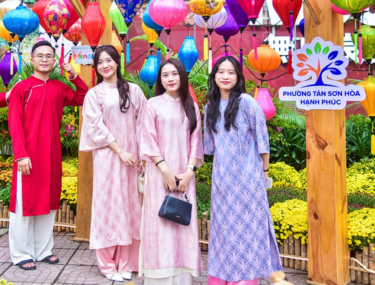 Thánh Gióng vươn mình giữa “Vũ khúc Xuân” ở Đường hoa Tết