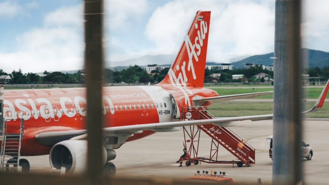 AirAsia bỏ quên 23 hành khách trên sân bay - 1