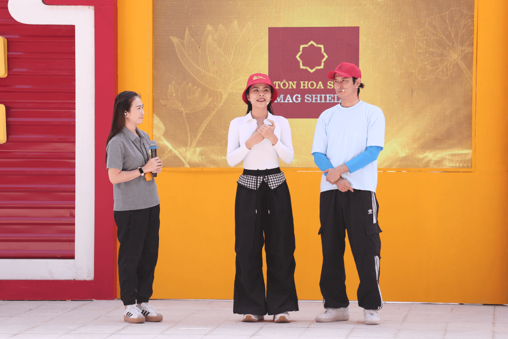 Vân Trang, Huy Khánh xúc động khi trở lại Mái ấm gia đình Việt, sẻ chia cùng những mảnh đời kém may mắn - 1