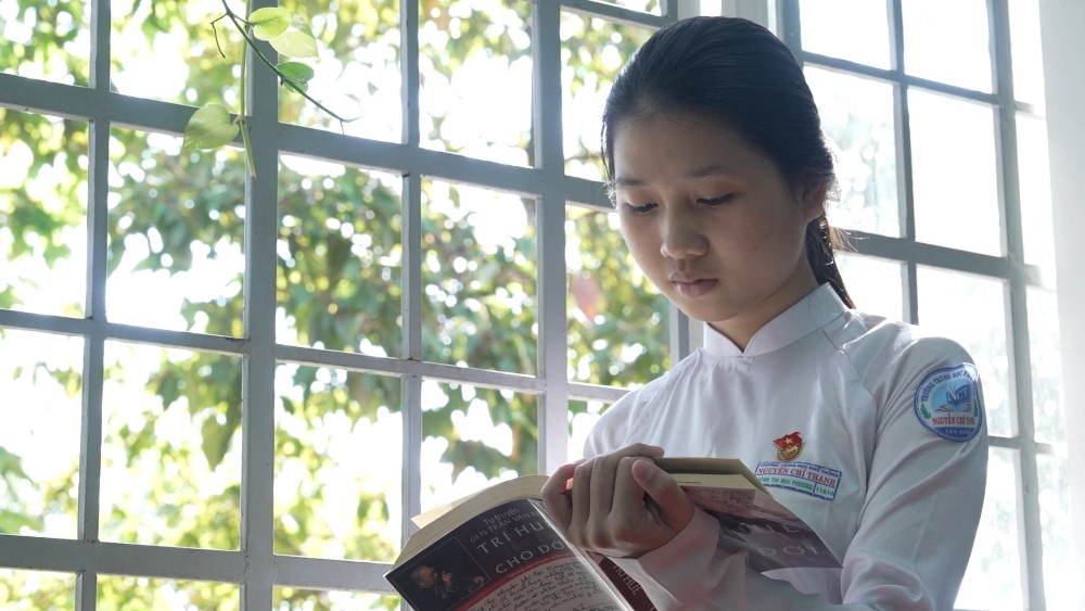 Vân Trang, Huy Khánh xúc động khi trở lại Mái ấm gia đình Việt, sẻ chia cùng những mảnh đời kém may mắn - 2