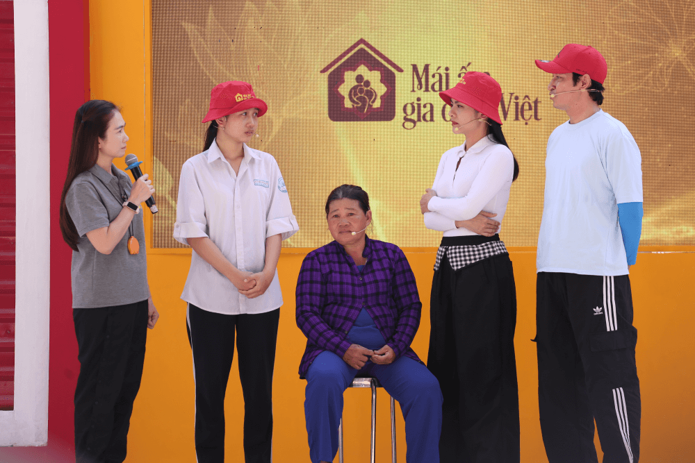 Vân Trang, Huy Khánh xúc động khi trở lại Mái ấm gia đình Việt, sẻ chia cùng những mảnh đời kém may mắn - 3