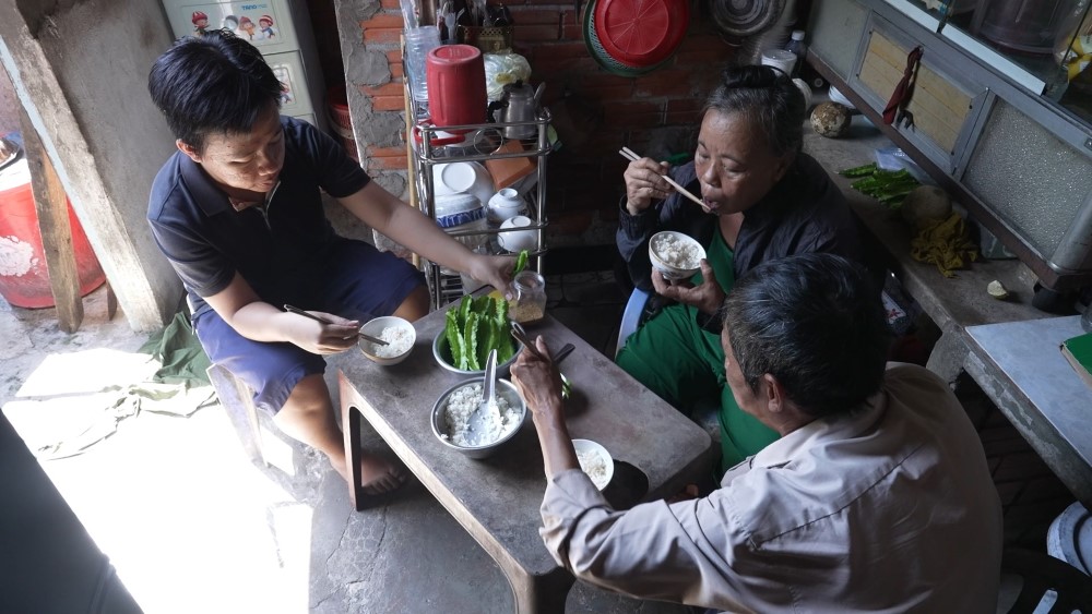 Vân Trang, Huy Khánh xúc động khi trở lại Mái ấm gia đình Việt, sẻ chia cùng những mảnh đời kém may mắn - 6