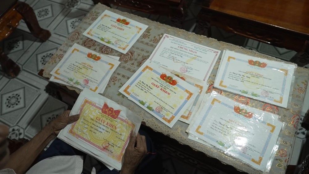 MC Thanh Thảo, Huy Khánh và Vân Trang nghẹn lòng trước hoàn cảnh cô bé mất mẹ, sống cùng ông bà đã lớn tuổi - 2