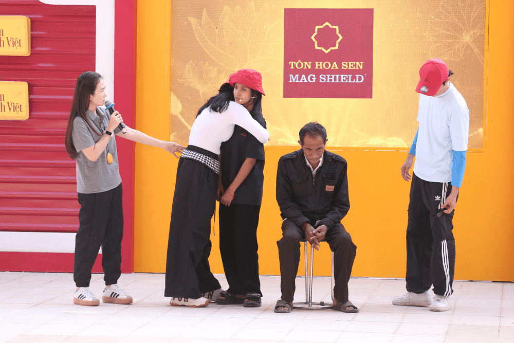 MC Thanh Thảo, Huy Khánh và Vân Trang nghẹn lòng trước hoàn cảnh cô bé mất mẹ, sống cùng ông bà đã lớn tuổi - 4