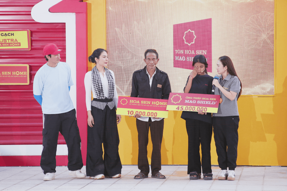 MC Thanh Thảo, Huy Khánh và Vân Trang nghẹn lòng trước hoàn cảnh cô bé mất mẹ, sống cùng ông bà đã lớn tuổi - 5