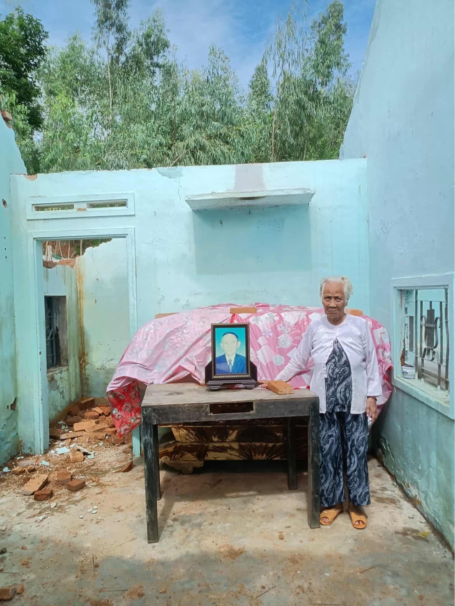 Cụ bà 80 tuổi mất nhà sau trận lũ, sống cô độc được tái thiết chỗ ở từ chương trình “Mái ấm tình thương” - 1