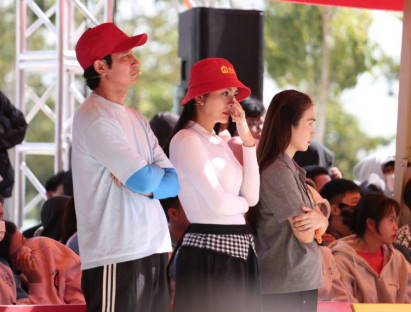 Vân Trang, Huy Khánh xúc động khi trở lại Mái ấm gia đình Việt, sẻ chia cùng những mảnh đời kém may mắn