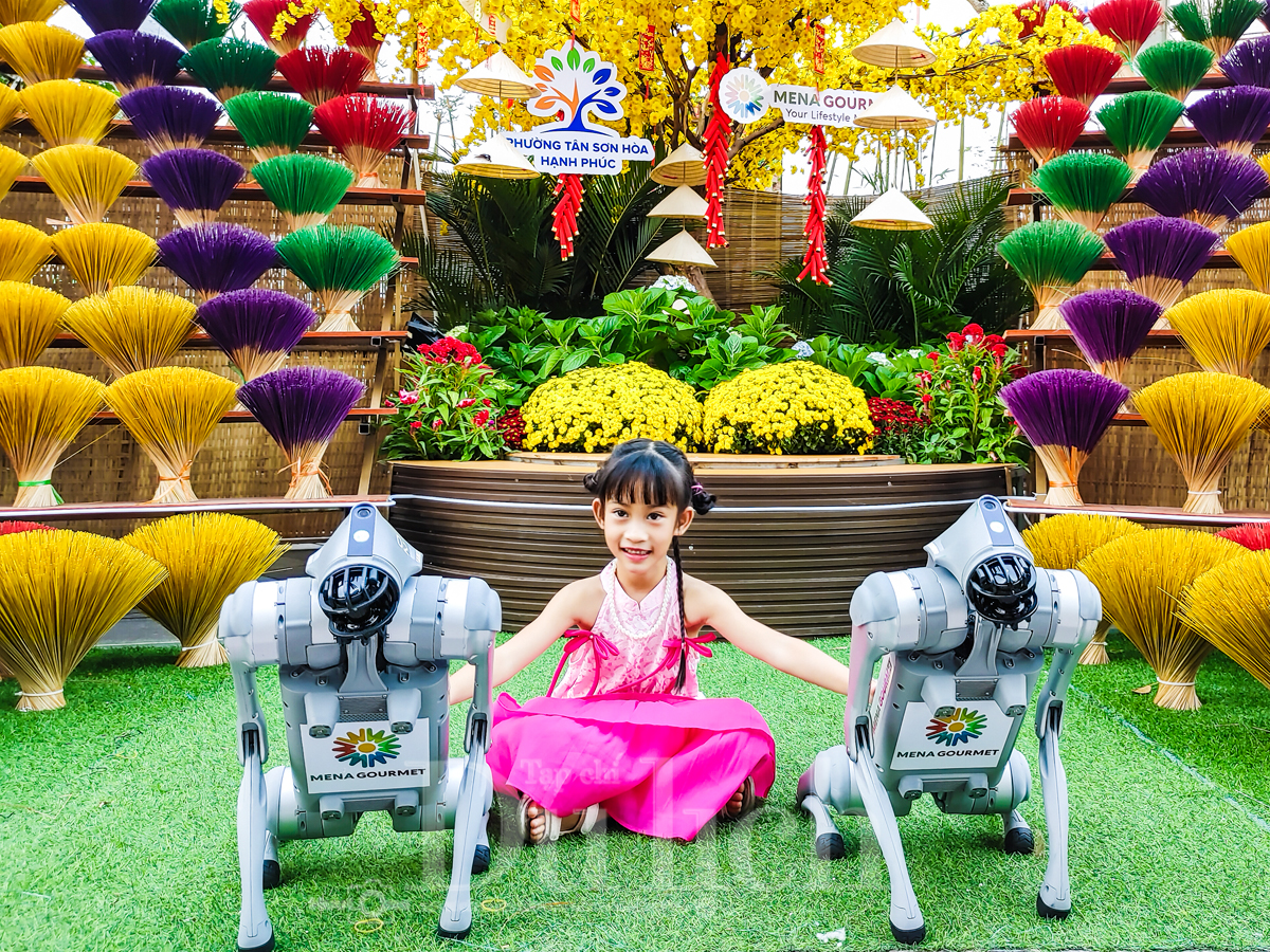 Linh khuyển công nghệ ‘xông đất’ Đường hoa xuân mở cửa sớm nhất TP.HCM - 1