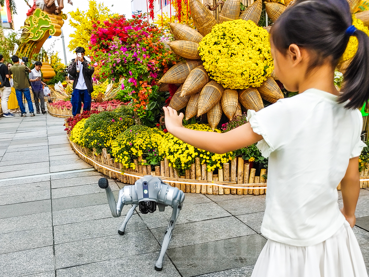 Linh khuyển công nghệ ‘xông đất’ Đường hoa xuân mở cửa sớm nhất TP.HCM - 4