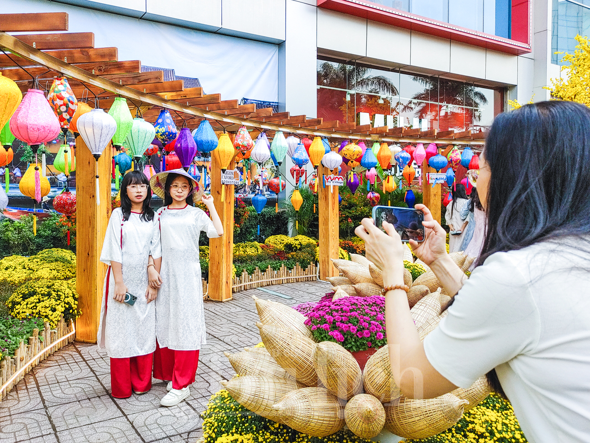 Linh khuyển công nghệ ‘xông đất’ Đường hoa xuân mở cửa sớm nhất TP.HCM - 9