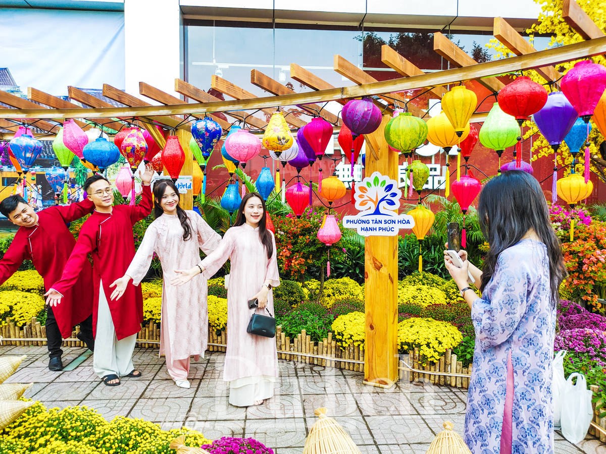 Linh khuyển công nghệ ‘xông đất’ Đường hoa xuân mở cửa sớm nhất TP.HCM - 8