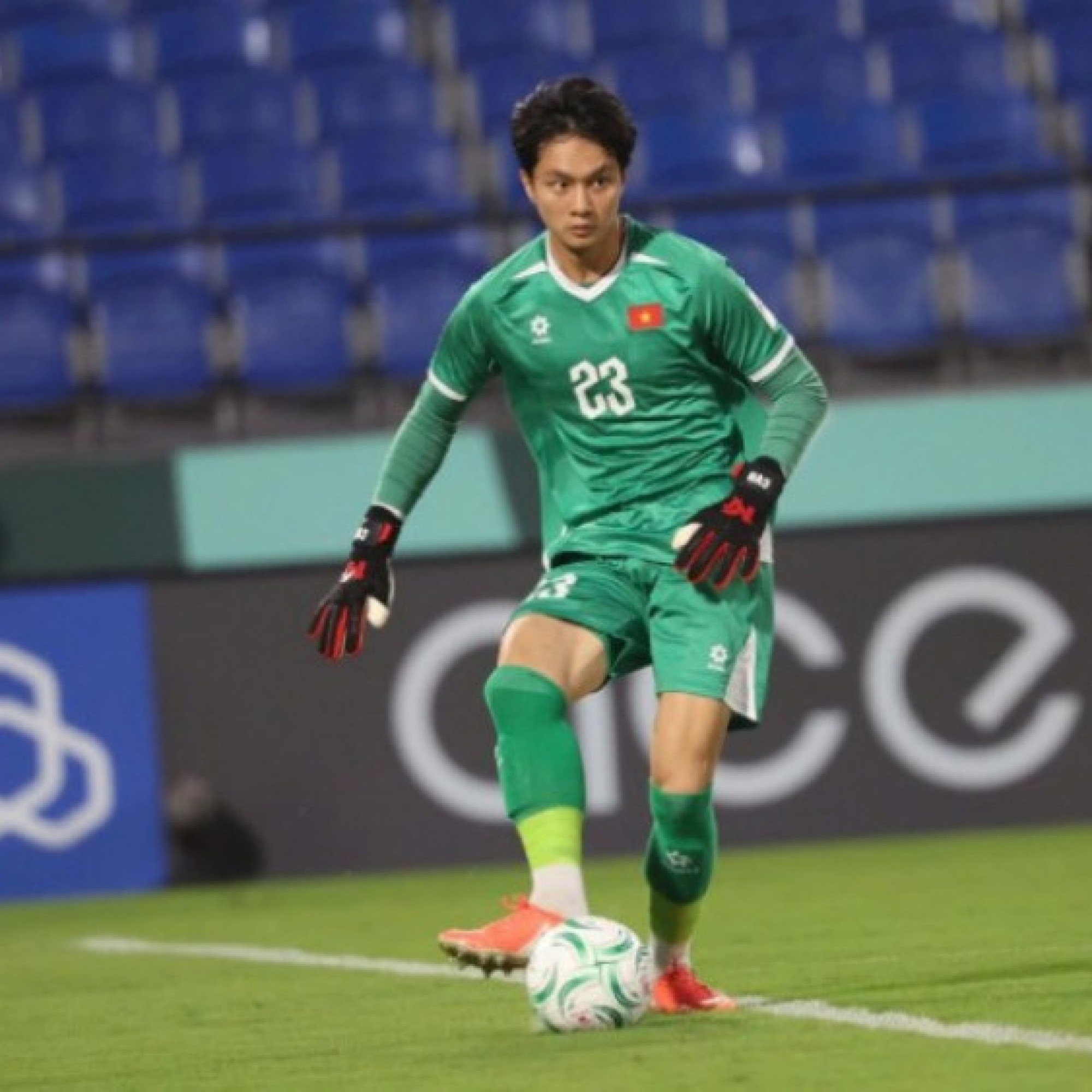  - Thủ môn U23 Việt Nam Văn Bình vất vả, thua liền 3 bàn khi trở lại V-League