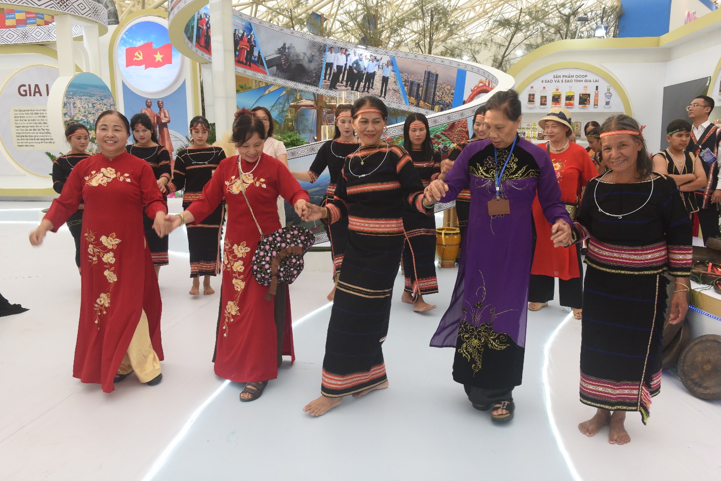 du khach an tuong khong gian van hoa trong ngay gia lai tai ha noi - 16