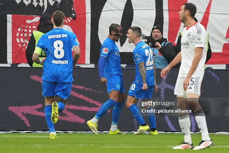 Video bóng đá Frankfurt - Leverkusen: Rực lửa 4 bàn & thẻ đỏ (Bundesliga) - 1