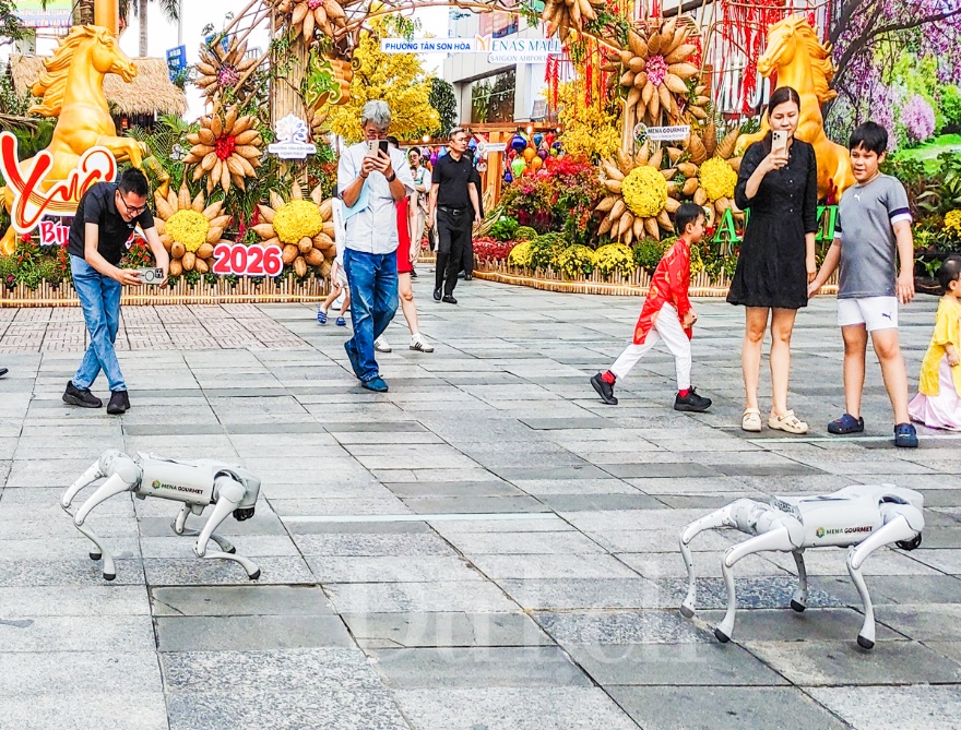 Linh khuyển công nghệ ‘xông đất’ Đường hoa xuân mở cửa sớm nhất TP.HCM - 16