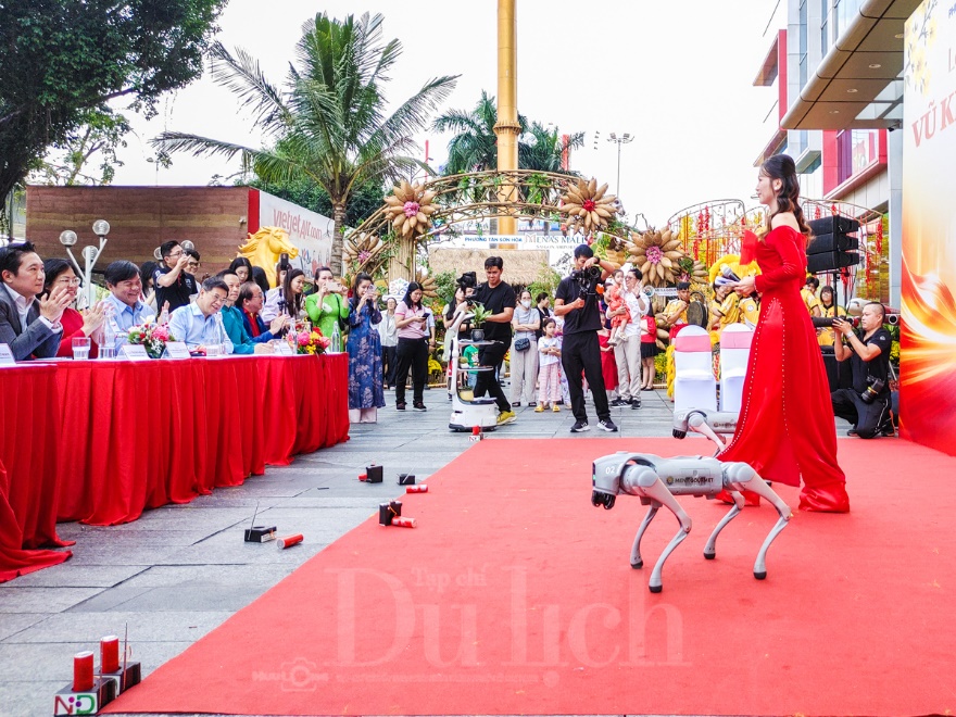 Linh khuyển công nghệ ‘xông đất’ Đường hoa xuân mở cửa sớm nhất TP.HCM - 18