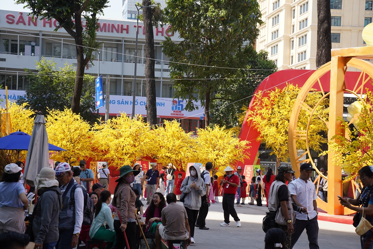 Mai vàng, vó ngựa và hồn Tết xưa giữa lòng TP.HCM - 14
