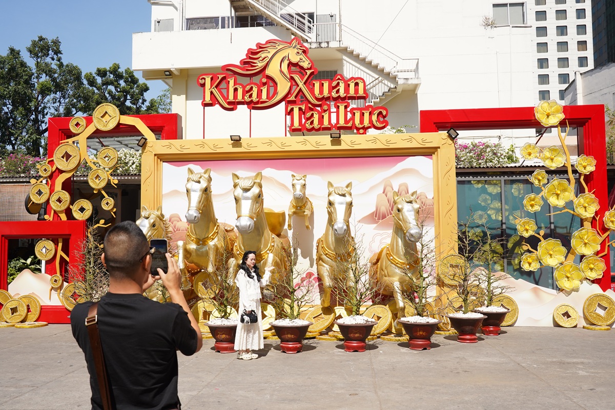 Mai vàng, vó ngựa và hồn Tết xưa giữa lòng TP.HCM - 6